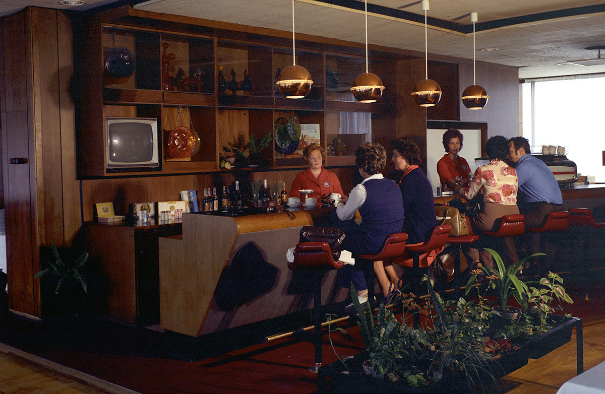 Bar de l'hôtel Intourist, à Moscou. 1974