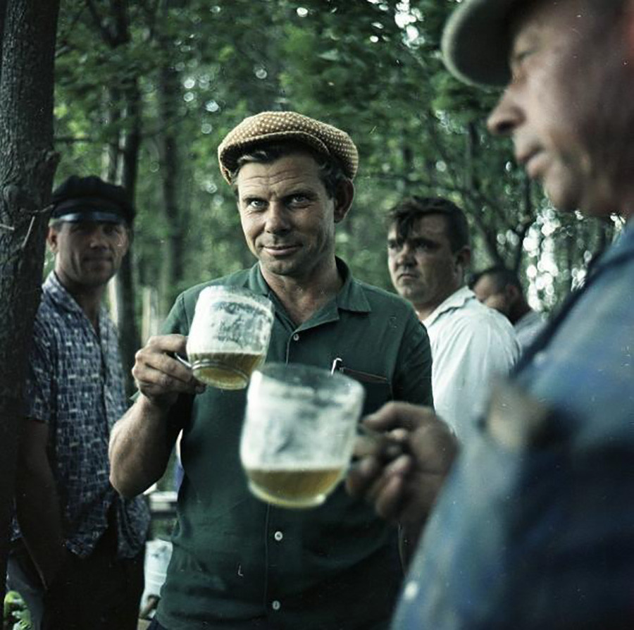 Des hommes buvant de la bière, 1961-1969 