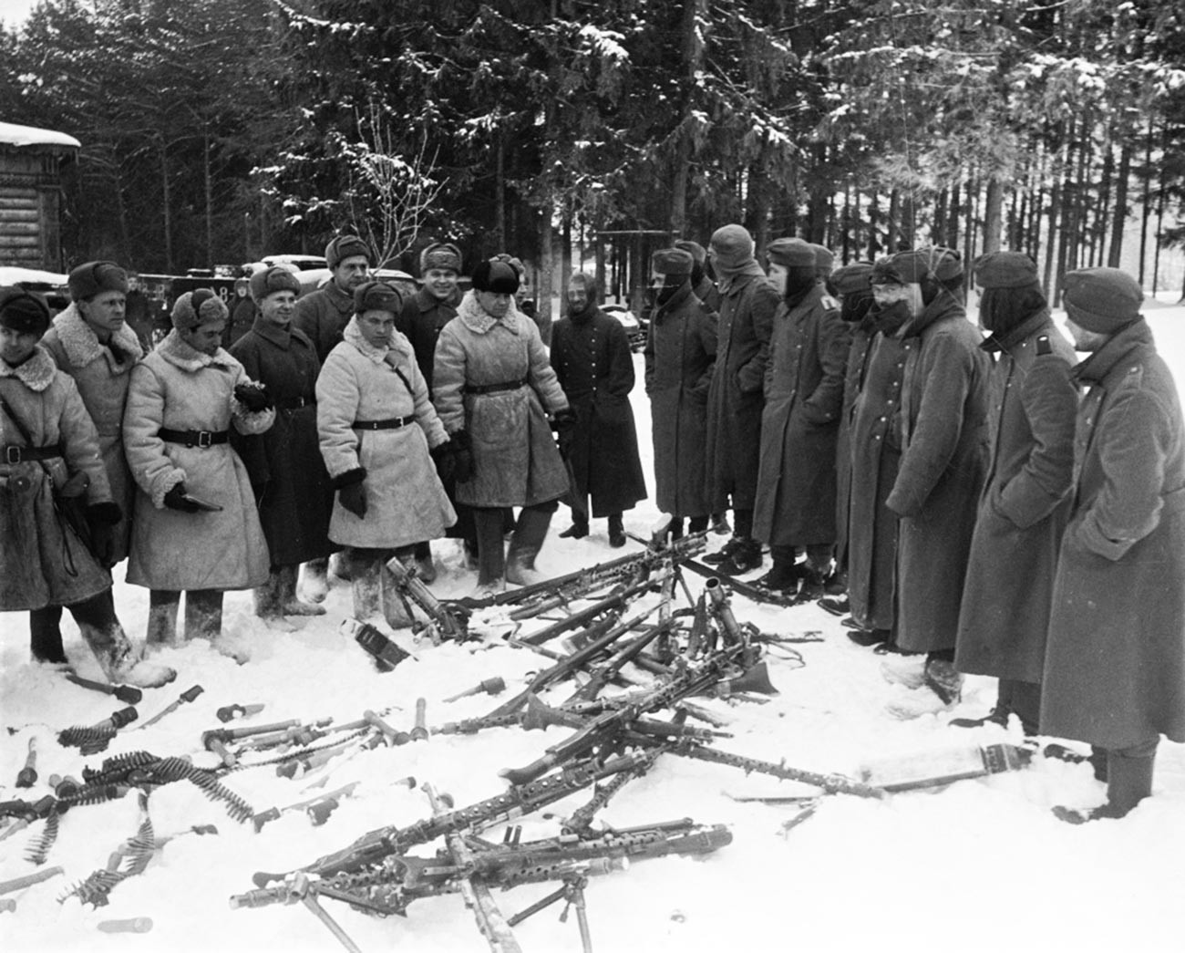 Војници разбијене немачке јединице предају оружје.
