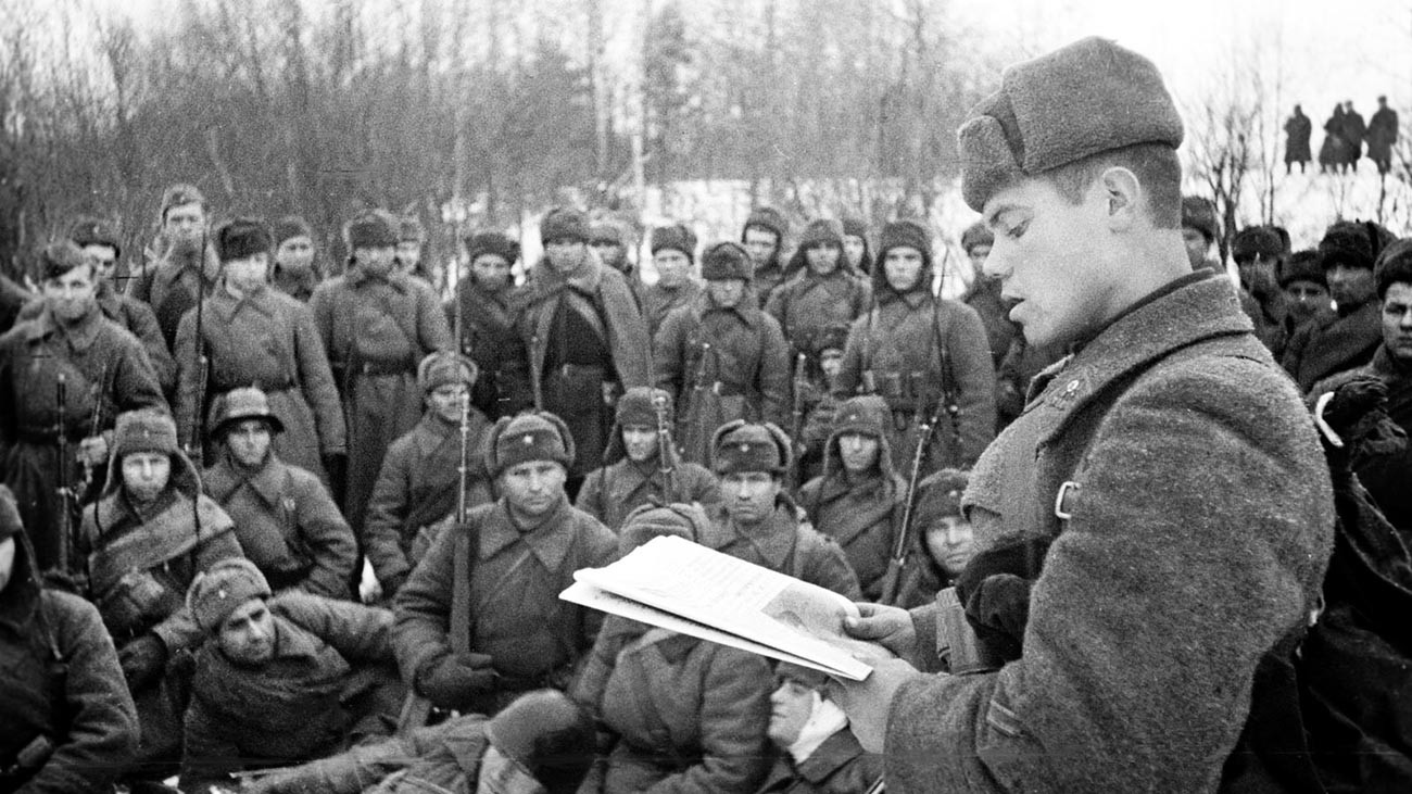 Советский командир зачитывает речь Сталина во время боев за Москву.