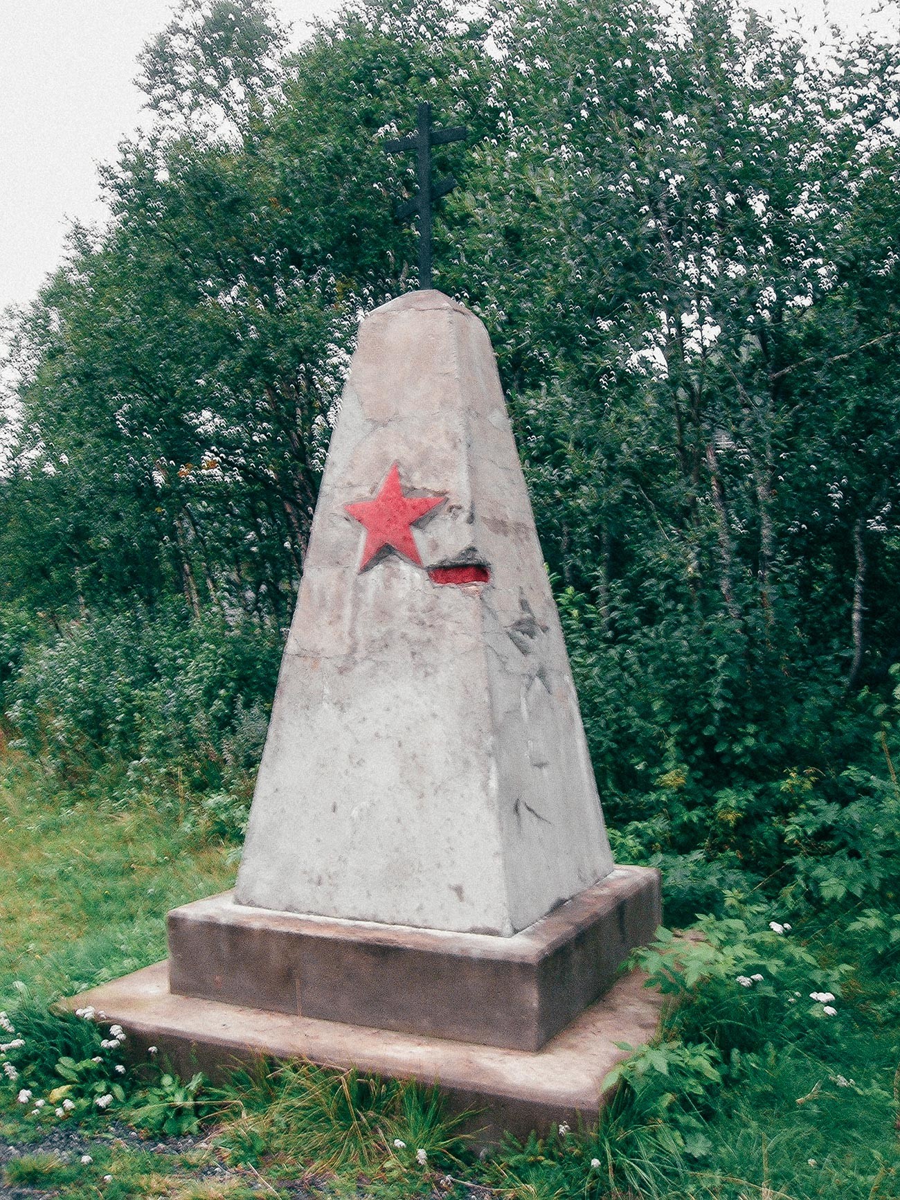 Monument aux cinq mille prisonniers de guerre soviétiques décédés lors de la construction du chemin de fer dans le comté de Nordland, en Norvège 
