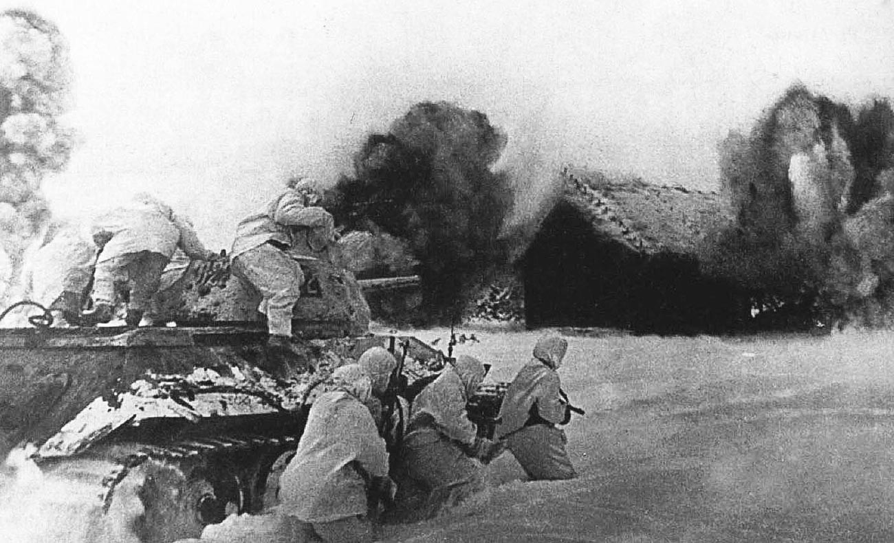 Sovjetski tenkovski desant. Tenk T-34 juriša na selo koje su zaposjeli Nijemci.
