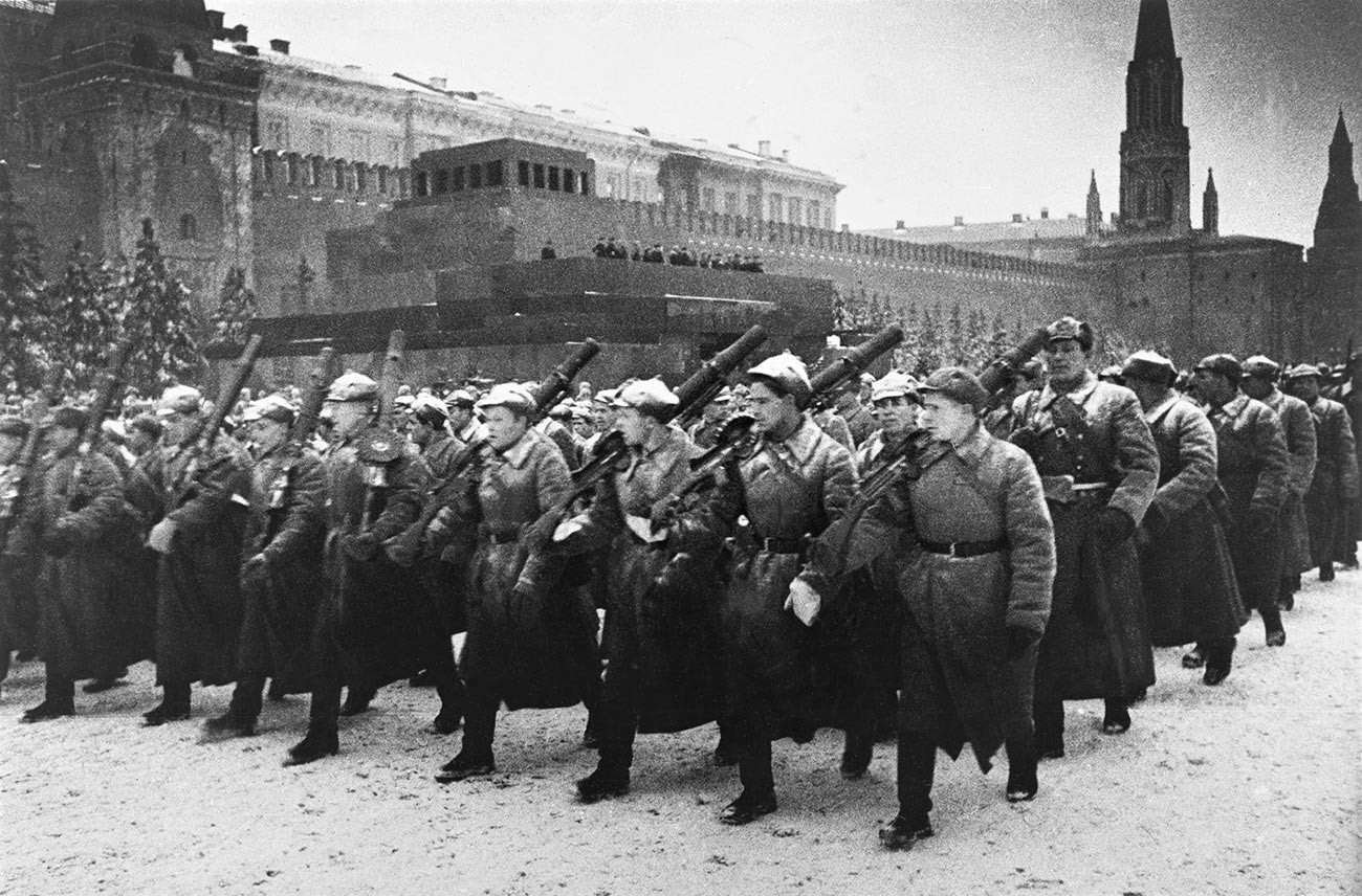 Vojna parada na Crvenom trgu, 7. studenog 1941. Mitraljesci.

