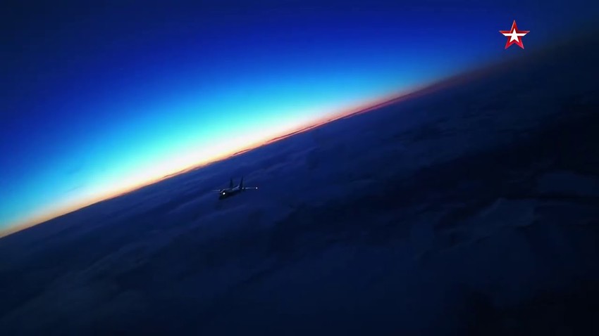 Tangkapan layar dari video pencegatan pesawat "musuh" di langit Kamchatka.