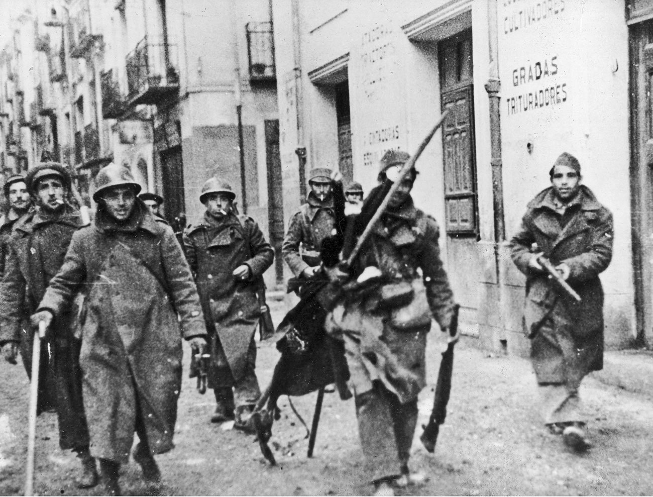 Републикански войници по улиците на Теруел, по време на завладяването на града