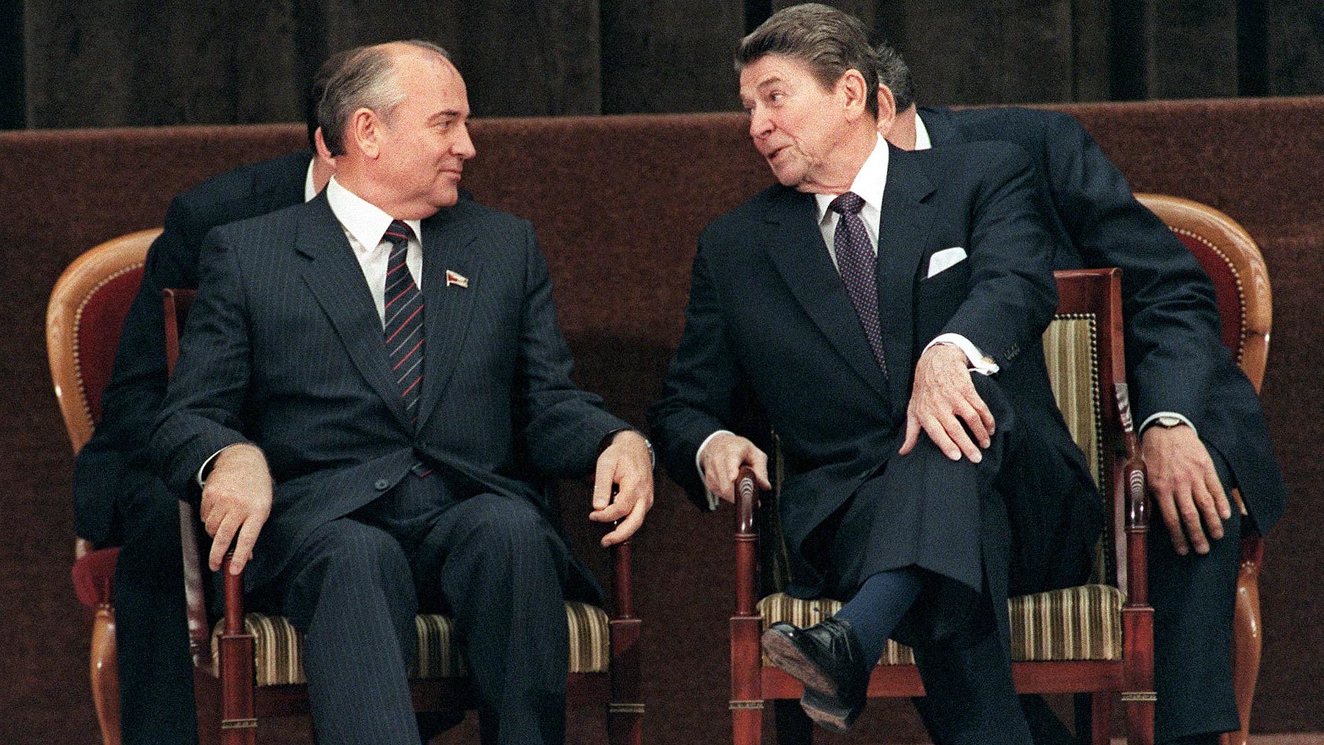 Le président américain Ronald Reagan et le secrétaire général du Parti communiste de l'Union soviétique Mikhaïl Gorbatchev