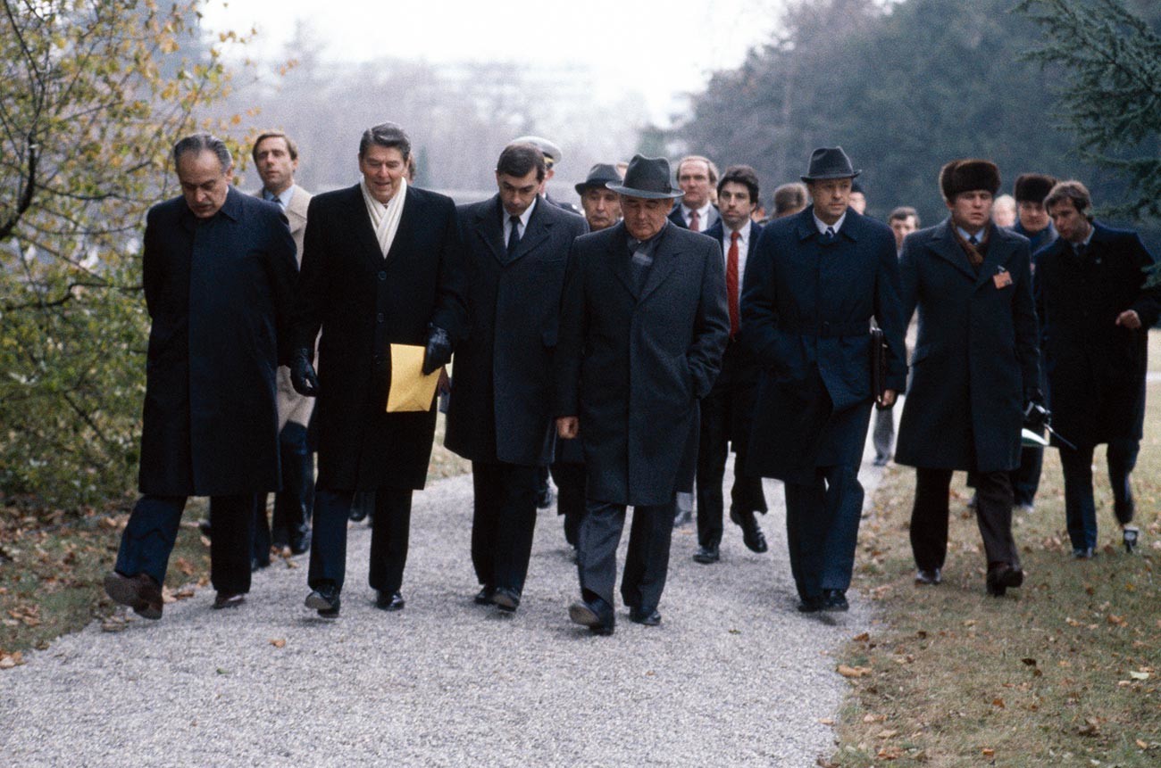 Le président américain Ronald Reagan (deuxième à gauche), le dirigeant soviétique Mikhaïl Gorbatchev (au premier plan à droite) et le personnel le 19 novembre 1985 à Genève, Suisse