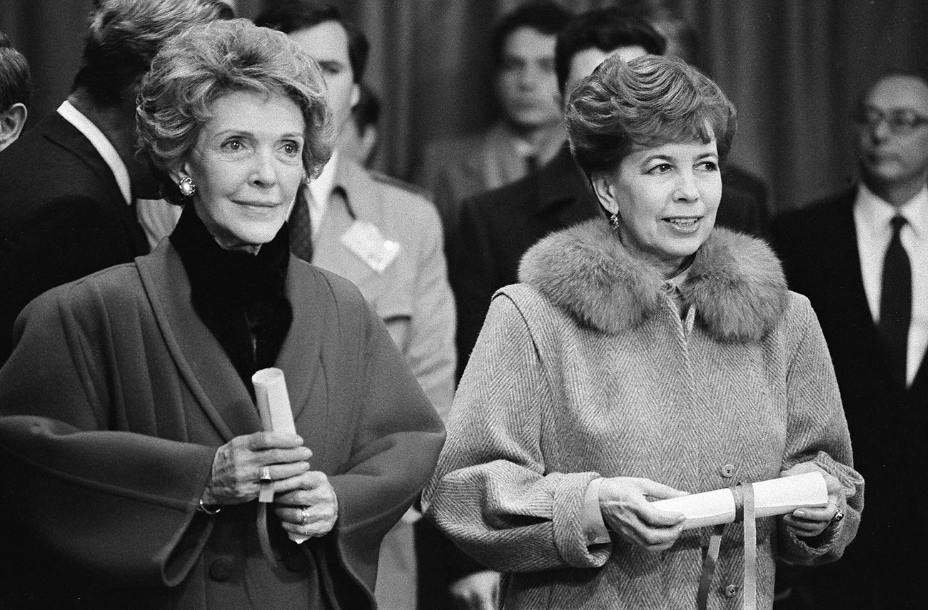 Nancy Reagan (à gauche) et Raïssa Gorbatcheva (à droite) à Genève, Suisse, le 20 novembre 1985