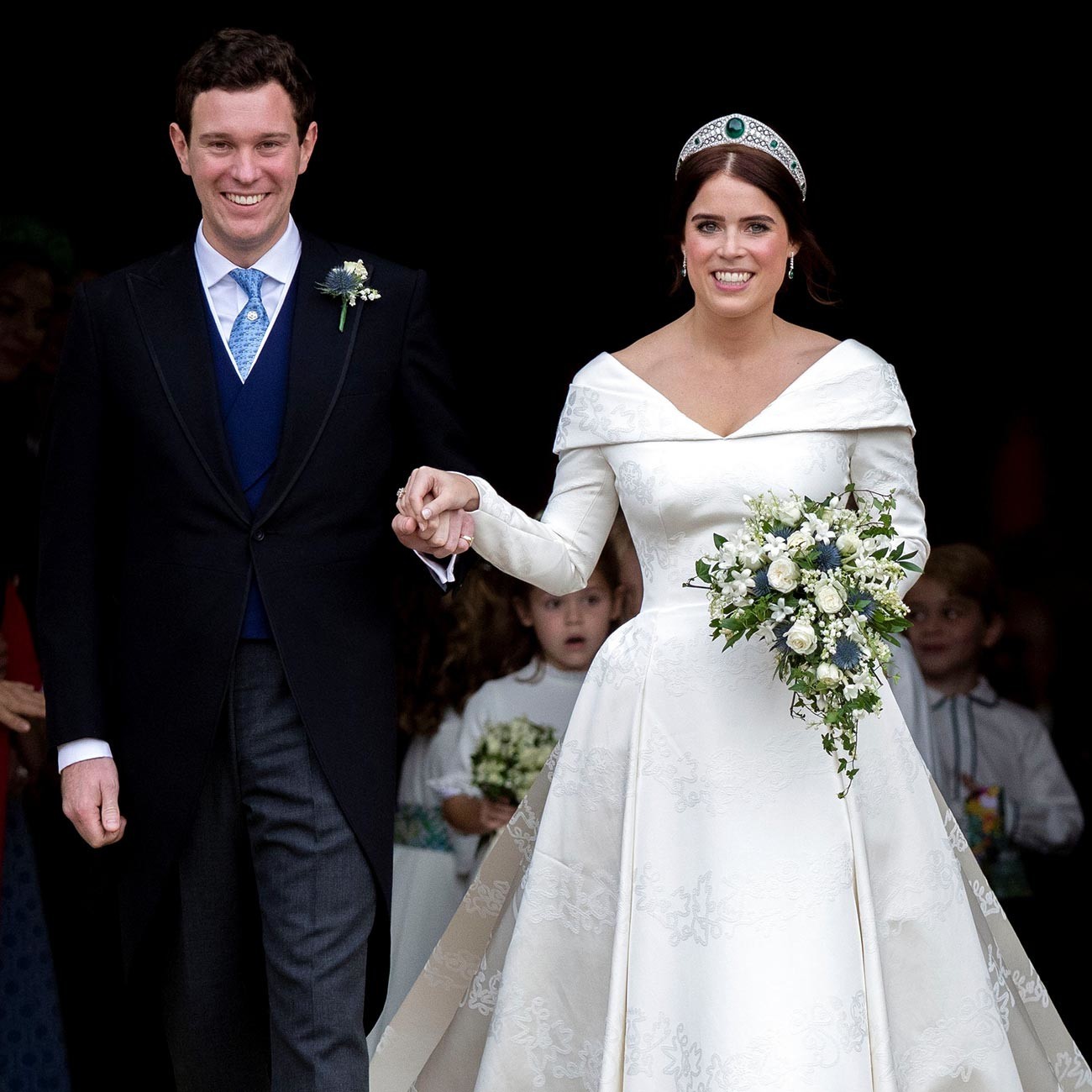 Princesa Eugenie e Jack Brooksbank deixam a Capela de São Jorge no Castelo de Windsor após o casamento em 2018
