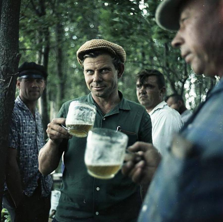Uomini con bicchieri di birra, 1961-1969
