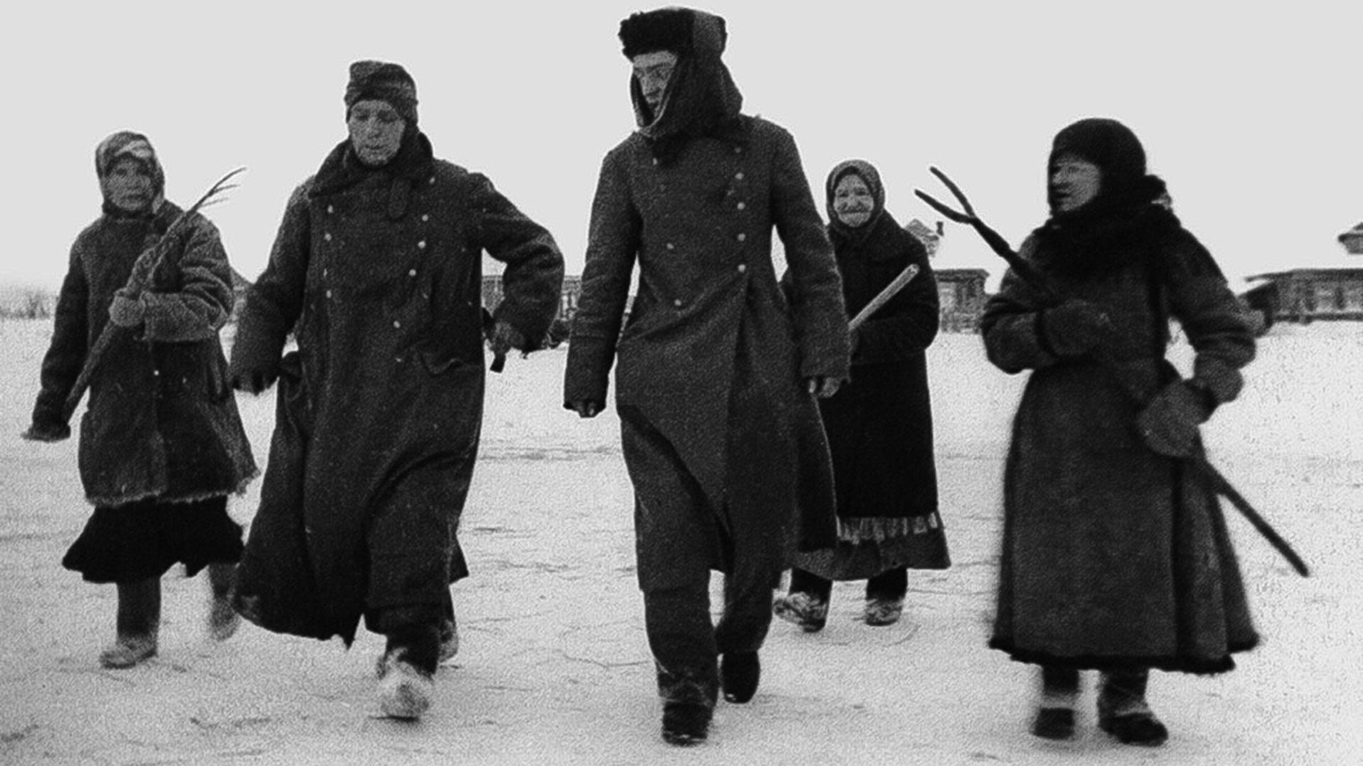 Des femmes escortent les prisonniers nazis. Défaite des Allemands près de Moscou