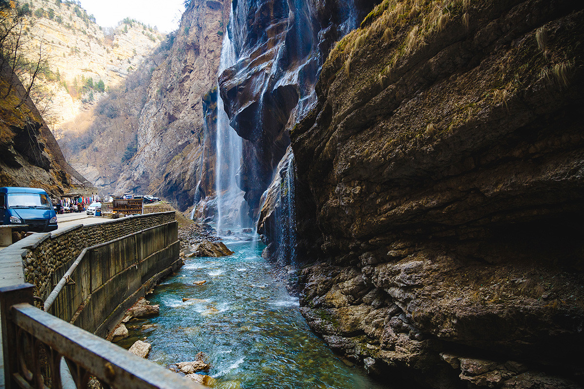 Туристичка зона. Водопад у Чегемској клисури, планине Кавказа, Кабардино-Балкарија.