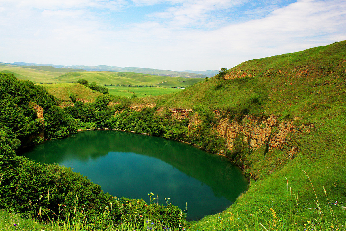 Крашко језеро Шадхуреј привлачи поглед туриста на Кавказу.