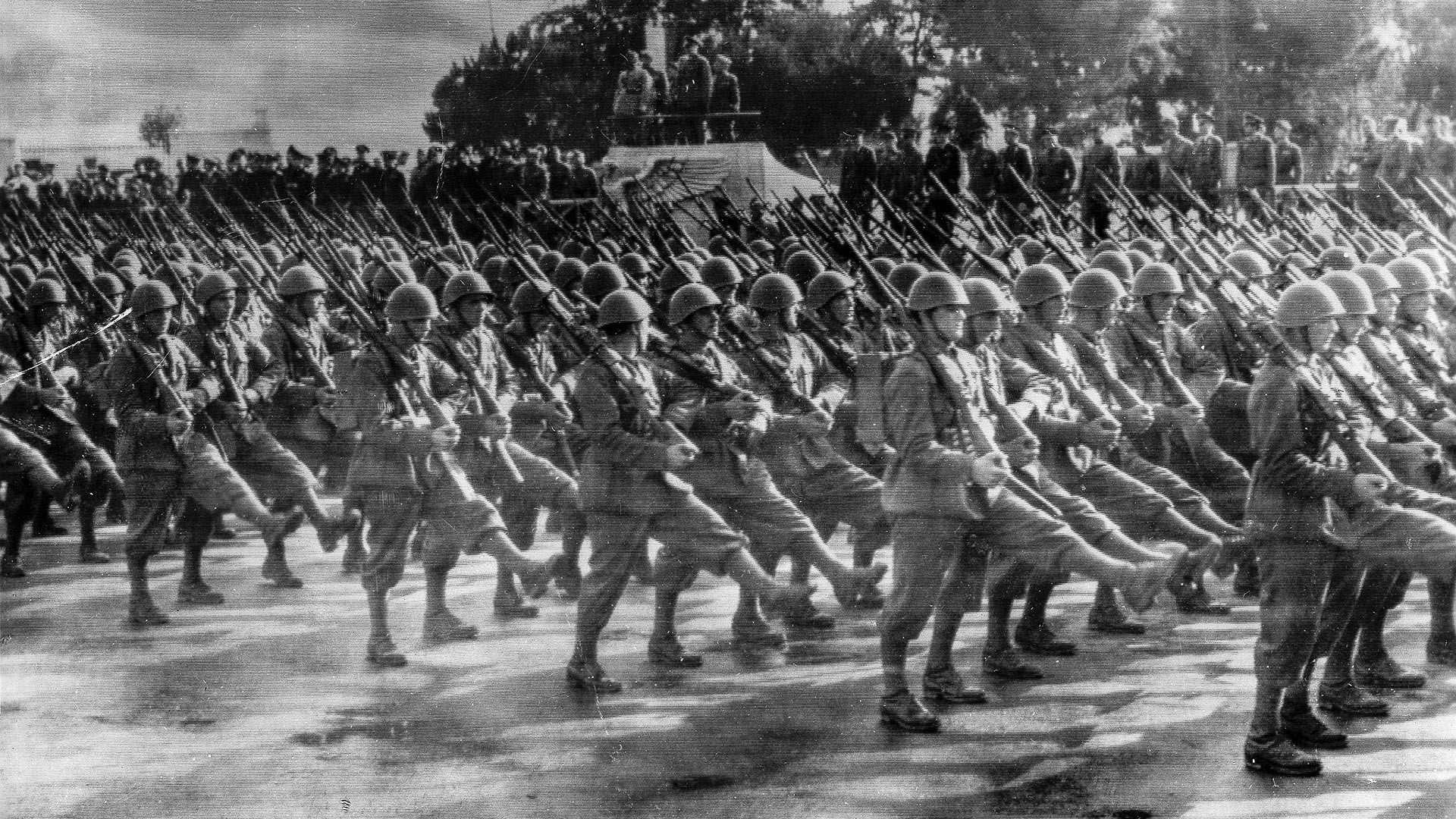 Défilé de soldats du corps expéditionnaire devant Mussolini et l'attaché militaire allemand à Rome, début juillet 1941 