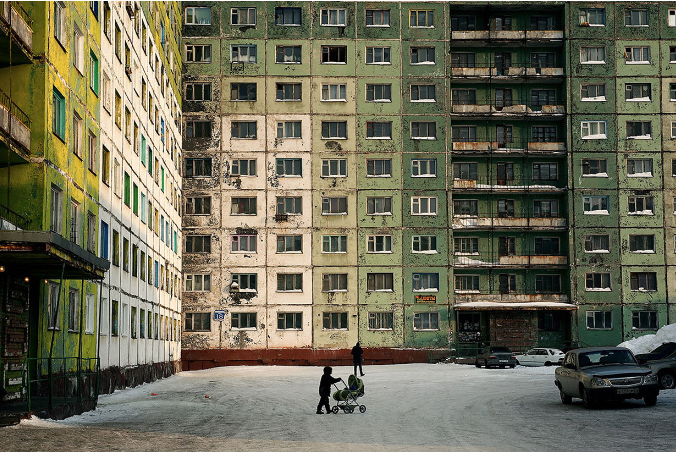 Просто добавете грозна съветска утилитарна архитектура отгоре на всичко и става ясно защо някои места в Русия изглеждат толкова сиви. Норилск.
