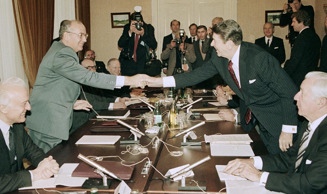  Генерални секретар ЦК КПСС Михаил Горбачов и председник САД Роналд Реган пред почетак разговора.