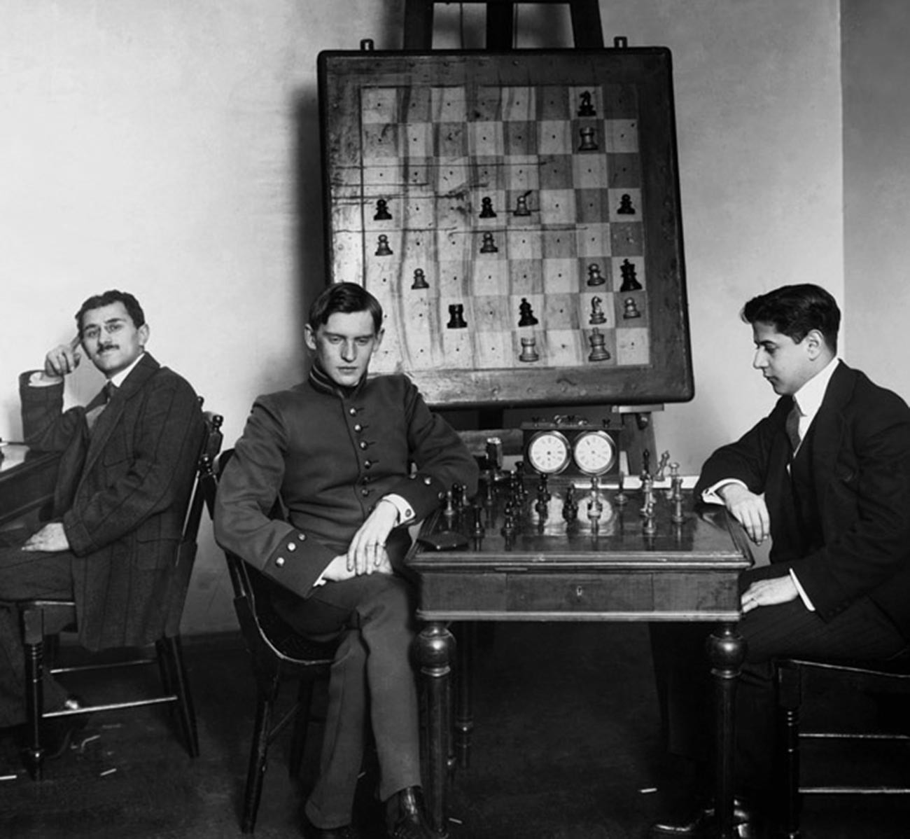 Chess players Raul Capablanca left a diplomat from Cuba and Grandmaster  Mikhail Botvinnik from the USSR Stock Photo - Alamy