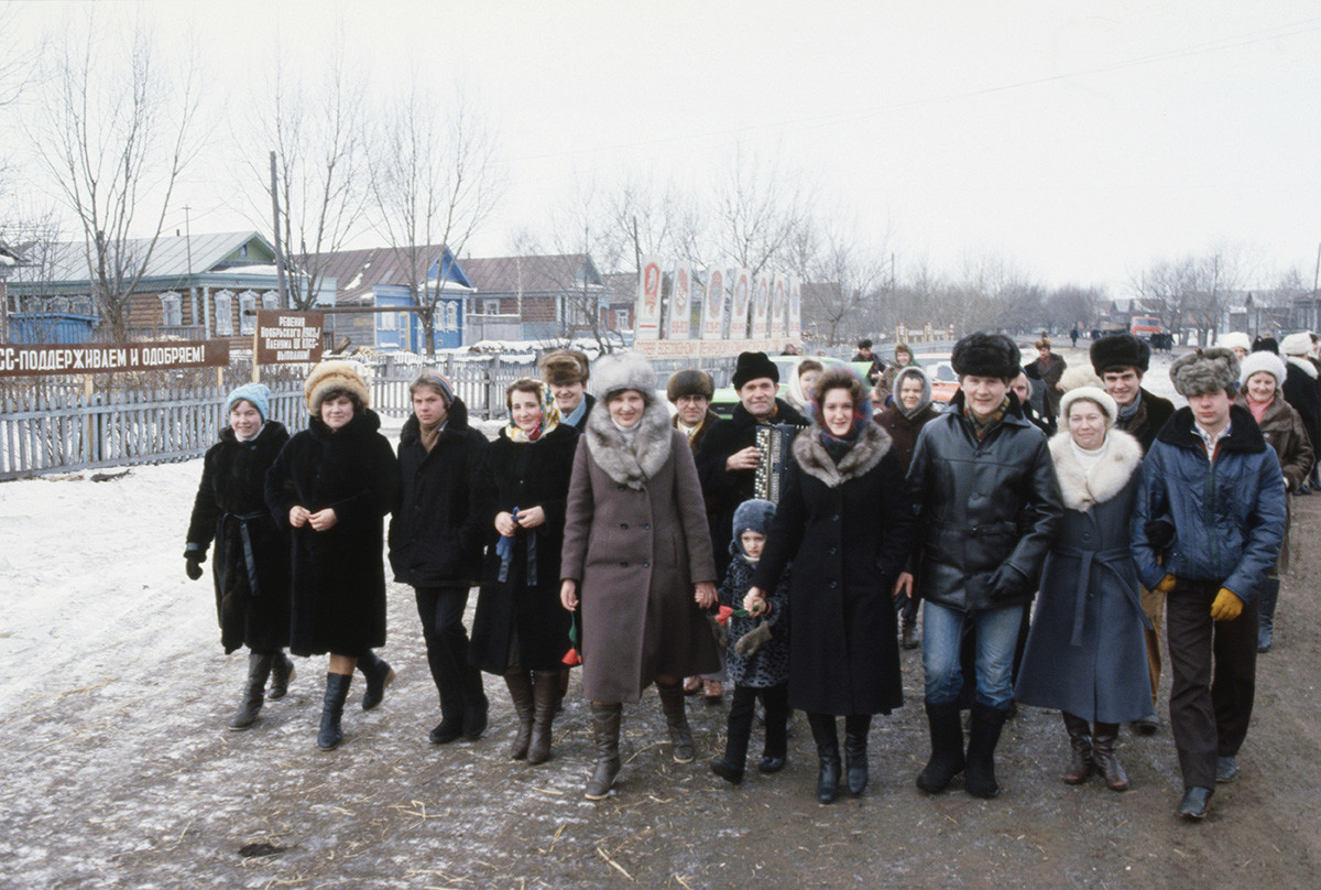 Trabalhadores da Fazenda Coletiva Tumanovski, na região de Górki, rumo à seção eleitoral, em março de 1984
