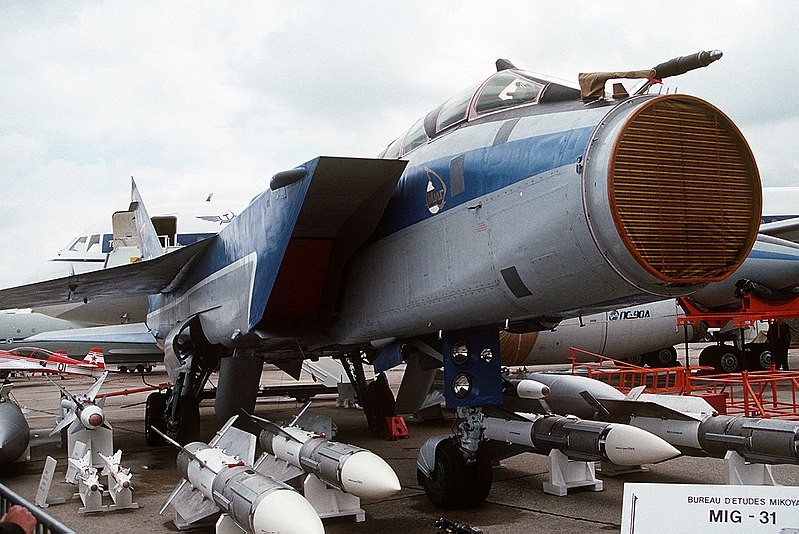 Sistema Zaslón visible en el interior del morro de un MiG-31.1991.