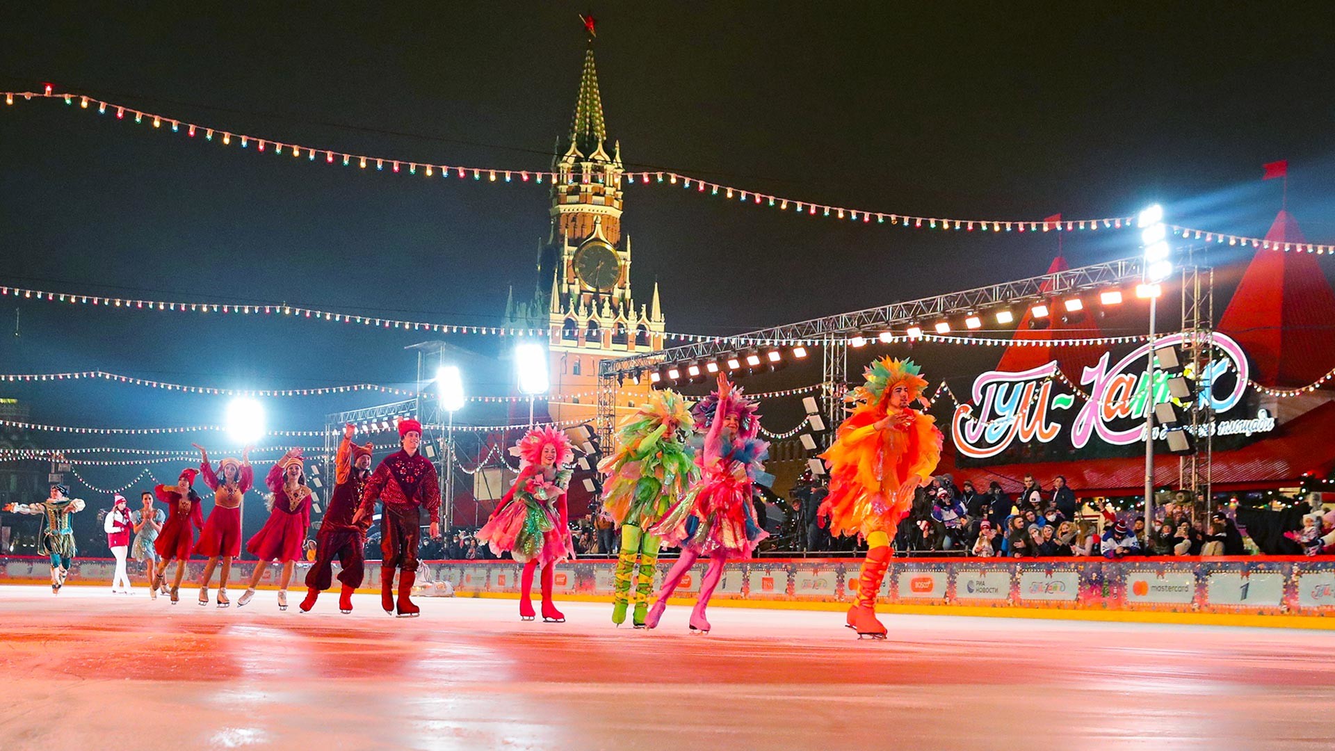 Gelanggang es GUM di Lapangan Merah, Moskow.