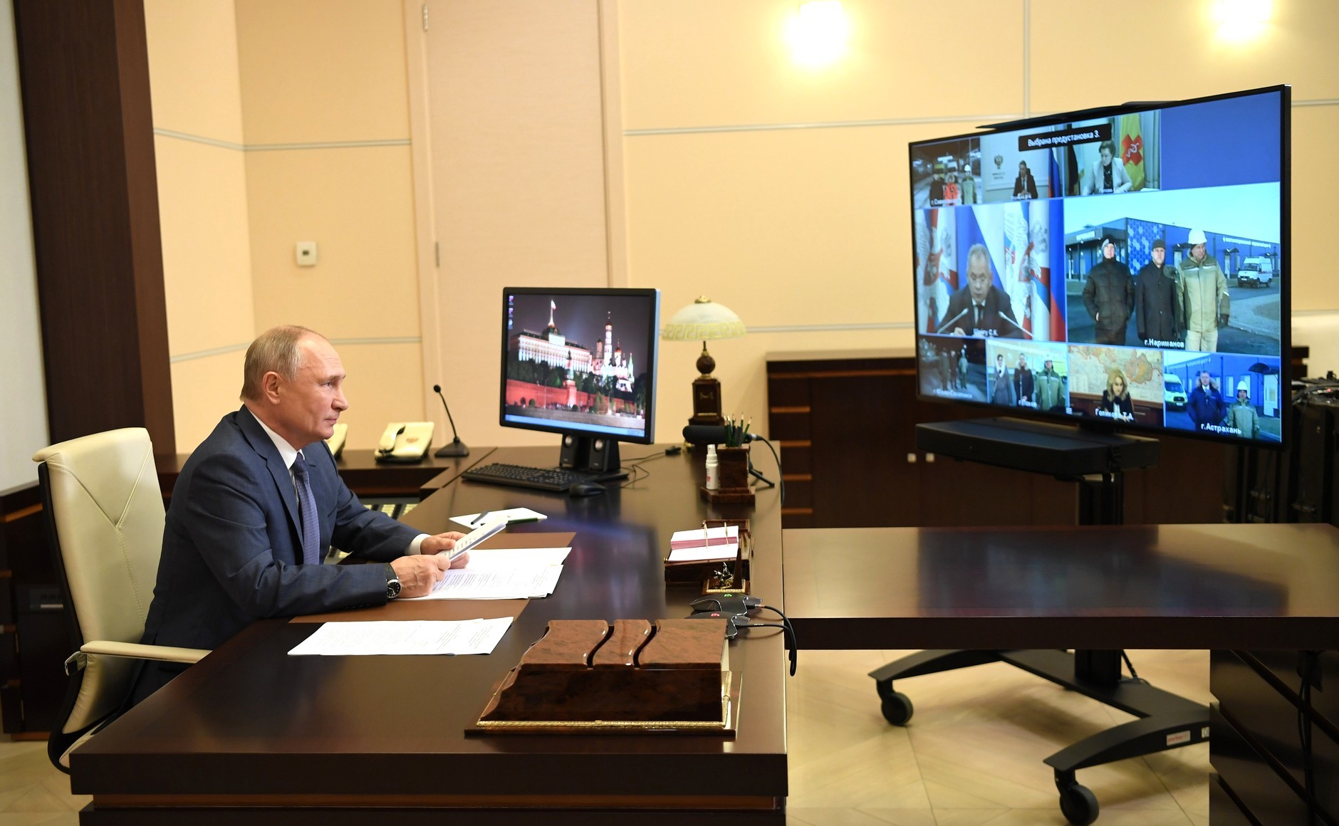 Presiden Rusia Vladimir Putin mengikuti konferensi video dalam rangka pembukaan Pusat Kesehatan Kementerian Pertahanan untuk pengobatan pasien COVID-19, Rabu (2/12).