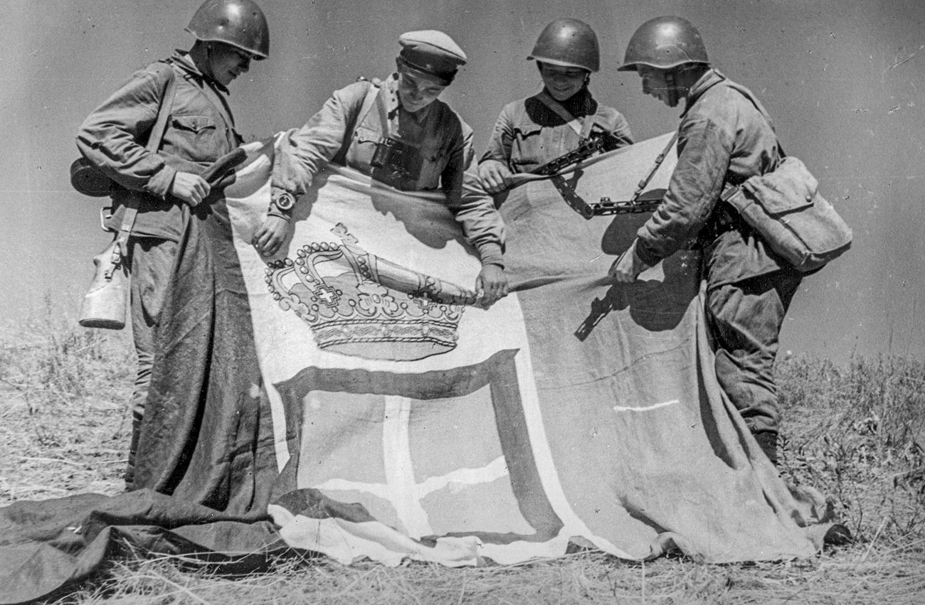 Soldati sovietici con la bandiera catturata di un reggimento italiano