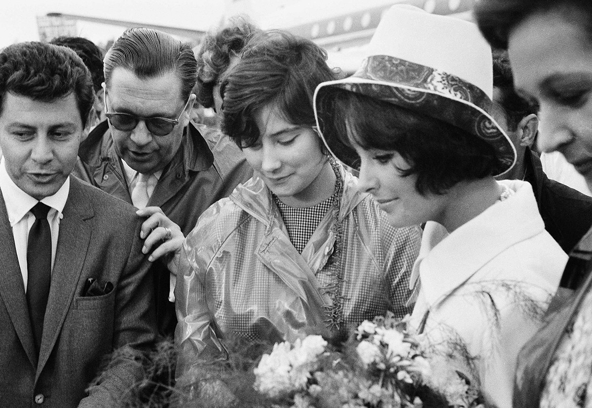 モスクワの空港で歓迎されているエリザベス・テイラー（右）、1961年7月12日