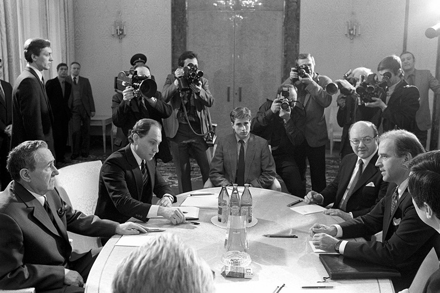 O presidente do Soviete Supremo da URSS Andrêi Gromíko (esq.) e o senador norte-americano Joseph Biden (dir.) em negociações em Moscou sobre a ratificação do Tratado de Forças Nucleares de Alcance Intermediário. Víktor Prokófiev acompanha Andrêi Gromíko.