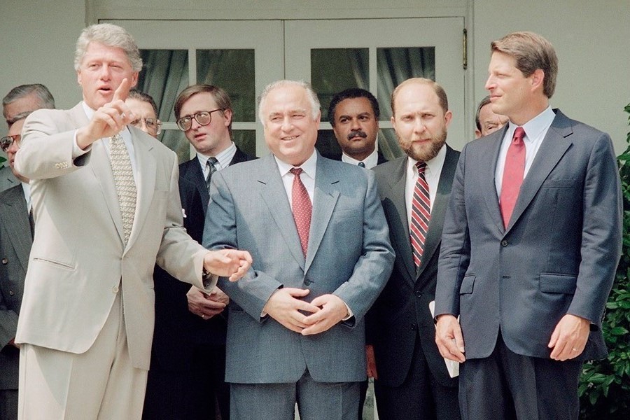 Presidente Bill Clinton gesticula no Rose Garden com o primeiro-ministro russo Víktor Tchernomirdin, em Washington, em 2 de setembro de 1993. Víktor Prokófiev está ao lado de Tchernomirdin.