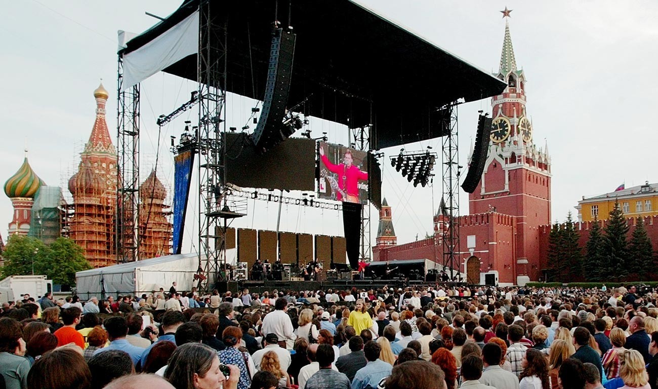 Koncert Paula McCartneyja na Rdečem trgu, pred katedralo Vasilija Blaženega in Spaskim stolpom v ozadju, Moskva, maj 2003