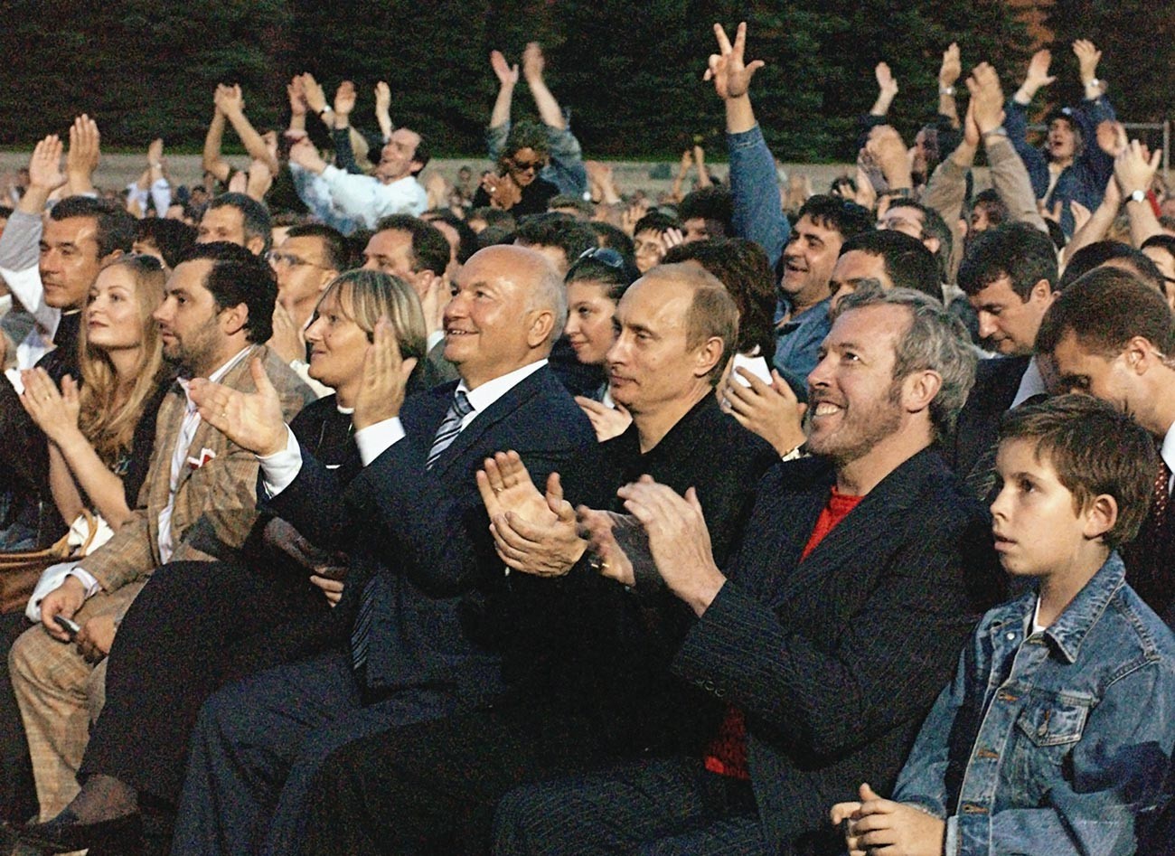 Na sliki od leve proti desni: Jurij Lužkov (takratni župan Moskve), Vladimir Putin in znani ruski rock glasbenik Andrej Makarevič na koncertu McCartneyja na Rdečem trgu
