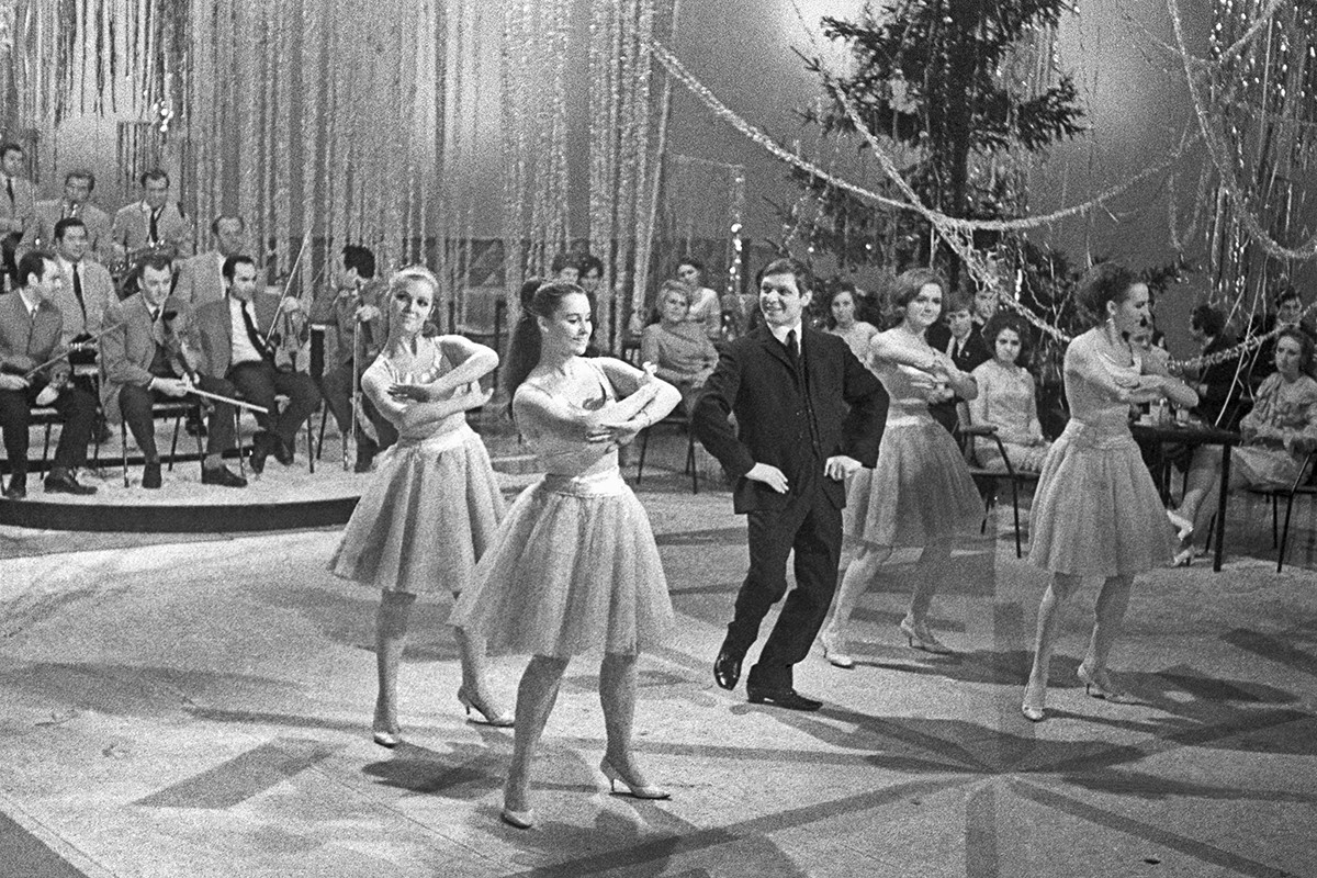 Moscow, USSR. Singer Eduard Khil and dance band “Alye parusa” perform at the Central Television in the TV show “Little Blue Light”