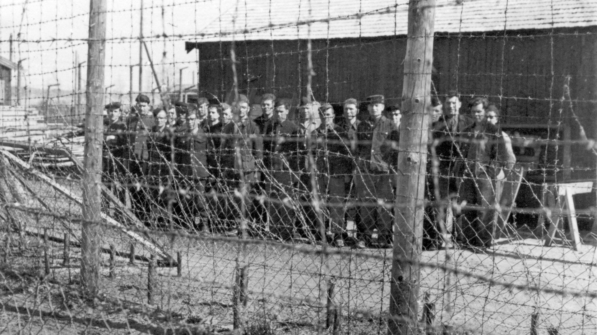 Prisioneiros de guerra soviéticos atrás de arame farpado no campo de Falstad
