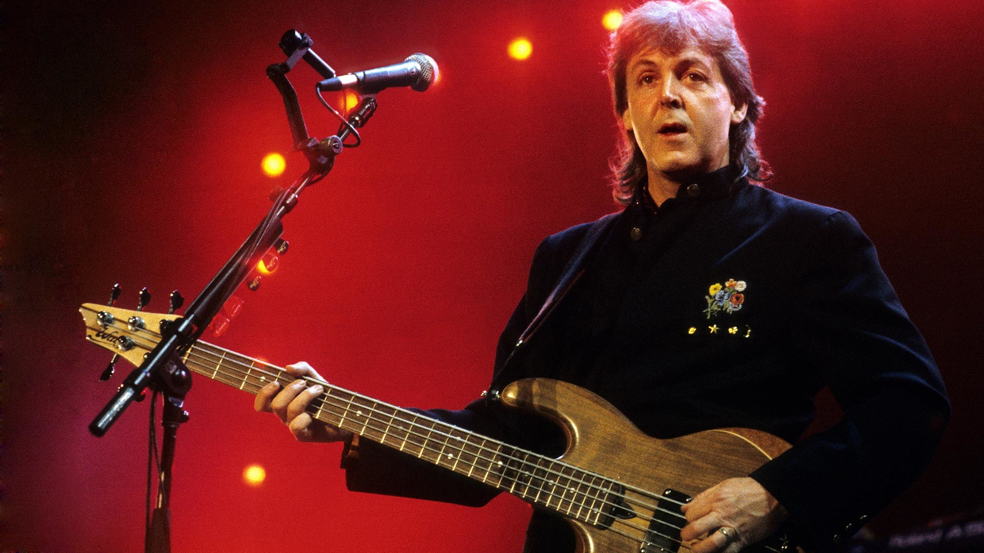 Пол Маккартни свири на сцената на 5-струнна бас китара на световното си турне в Ахой на 11 ноември 1989 г.