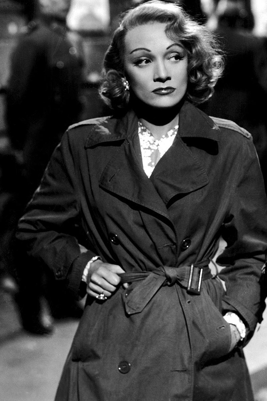 Marlene Dietrich com um sobretudo em “A mundana”.
