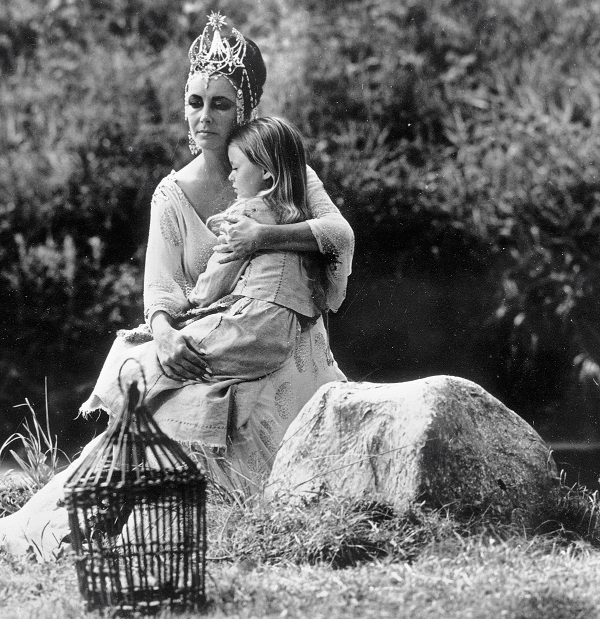 Elizabeth Taylor and Patsy Kensit as Mytyl in 'The Blue Bird' movie
