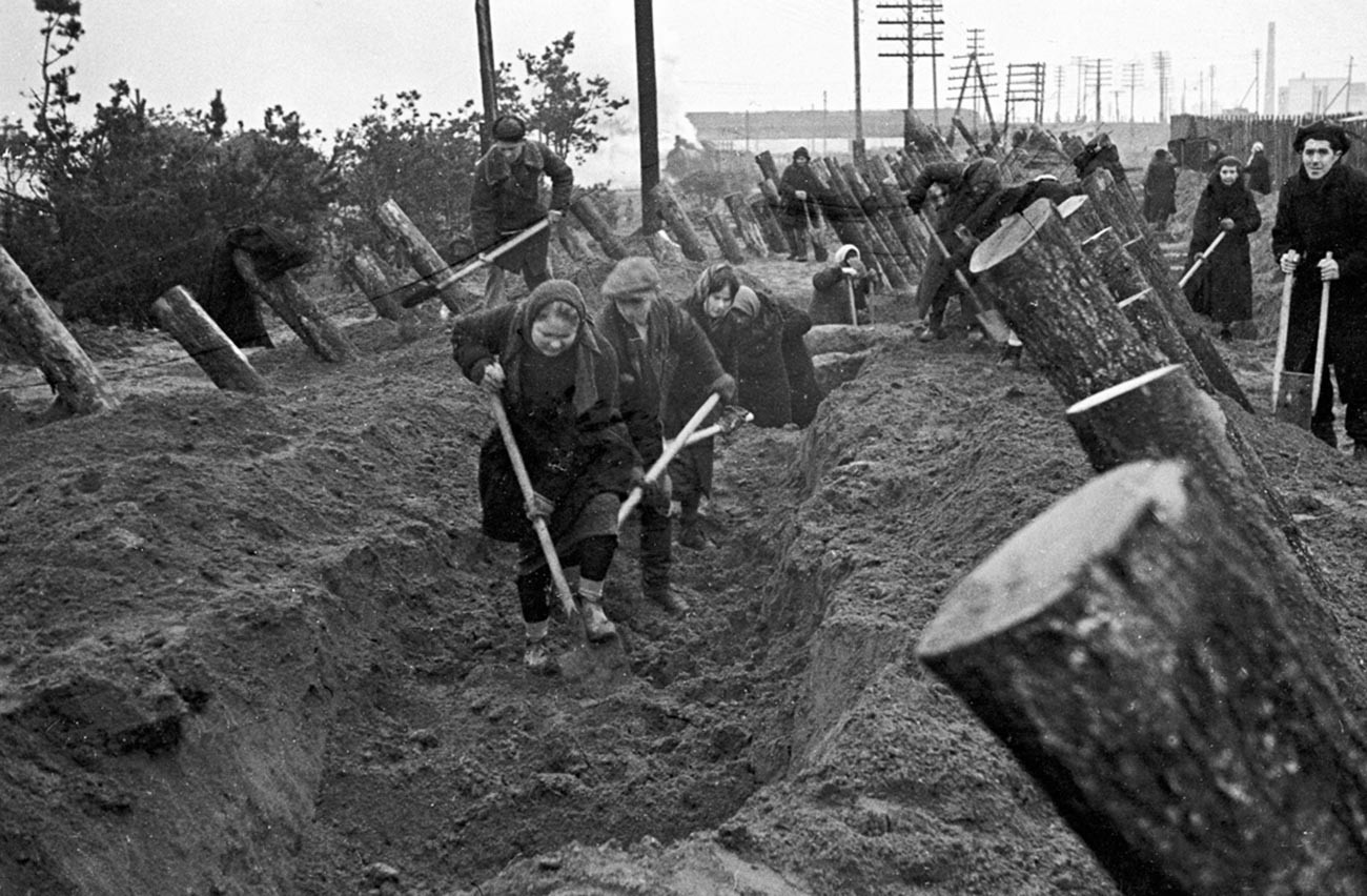 Жители на Москва копаат одбранбени ровови.