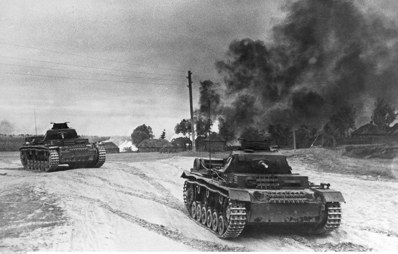 Германски тенкови PzKpfw III Ausf G со топови KwK 42 со калибар од 50 милиметри минуваат низ село во плам во околината на Москва.
