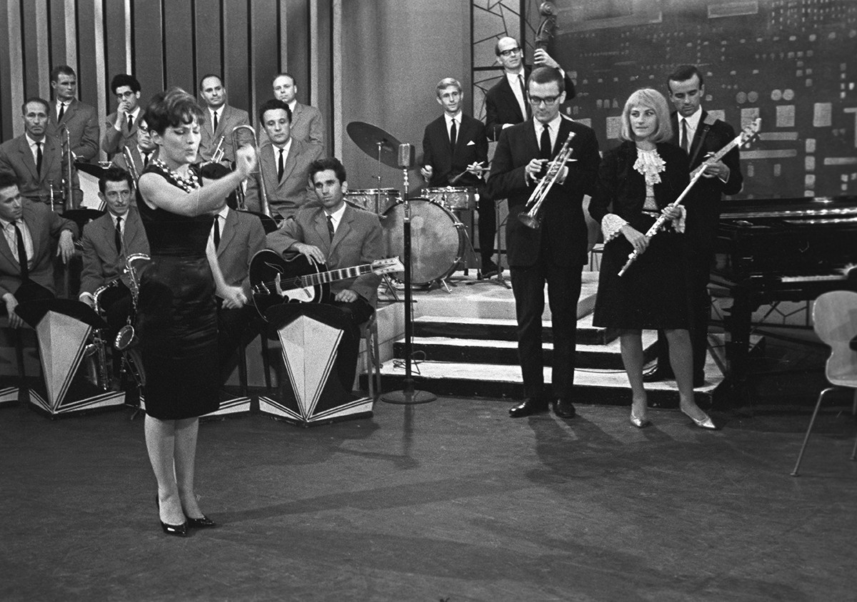 L'actrice et chanteuse Barbara Rylska avec l'ensemble polonais, 1964