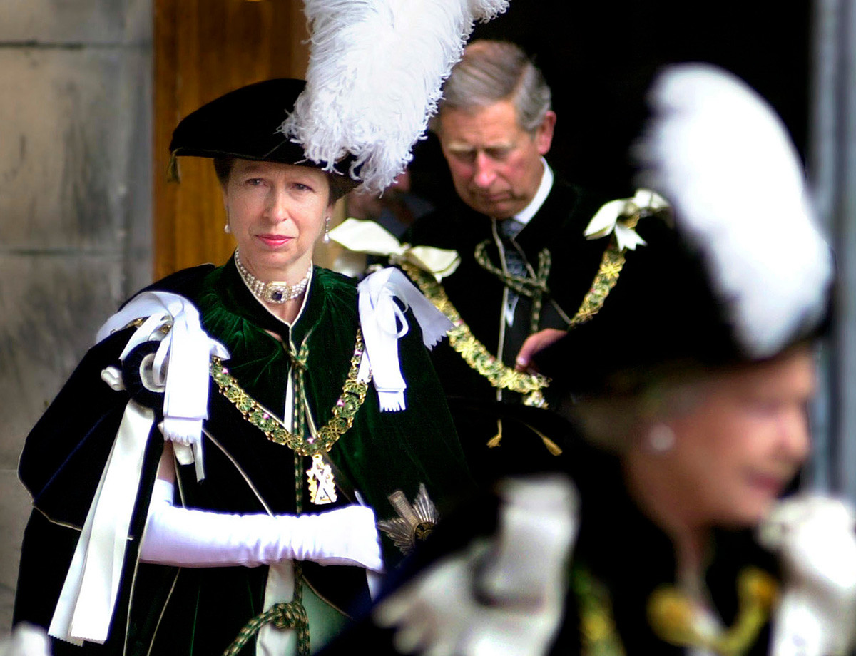 Краљица Ана излази из катедрале светог Гилеса, Единбург, 4. јул 2001.