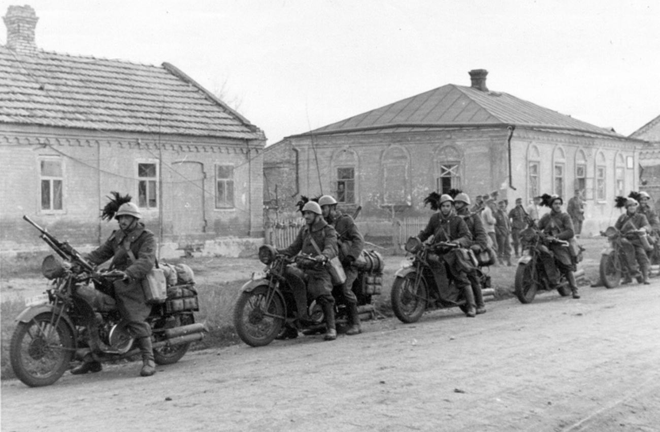 Италијански елитни стрелци (берсаљери) на мотоцикли во предградието на Сталино (Донецк).