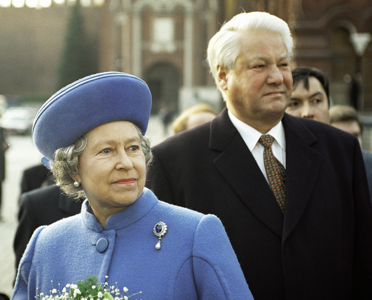 Руският президент Борис Елцин и британската кралица Елизабет II по време на официалното ѝ посещение в Русия наблюдават смяната на Почетния караул на Червения площад. 16 октомври 1994 г.
