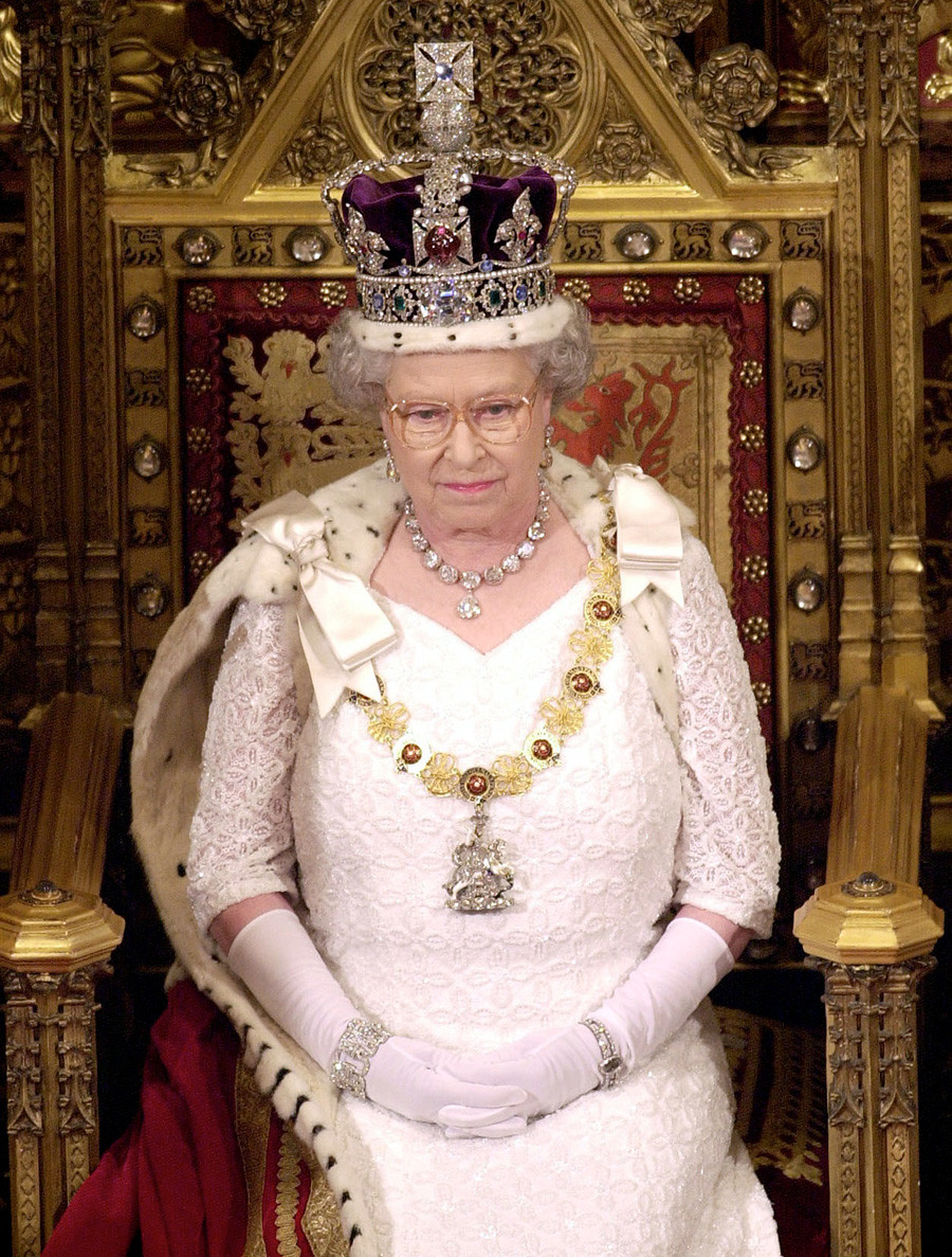 Кралицата се подготвя за реч в Камарата на лордовете преди церемонията по държавното откриване на парламента.
