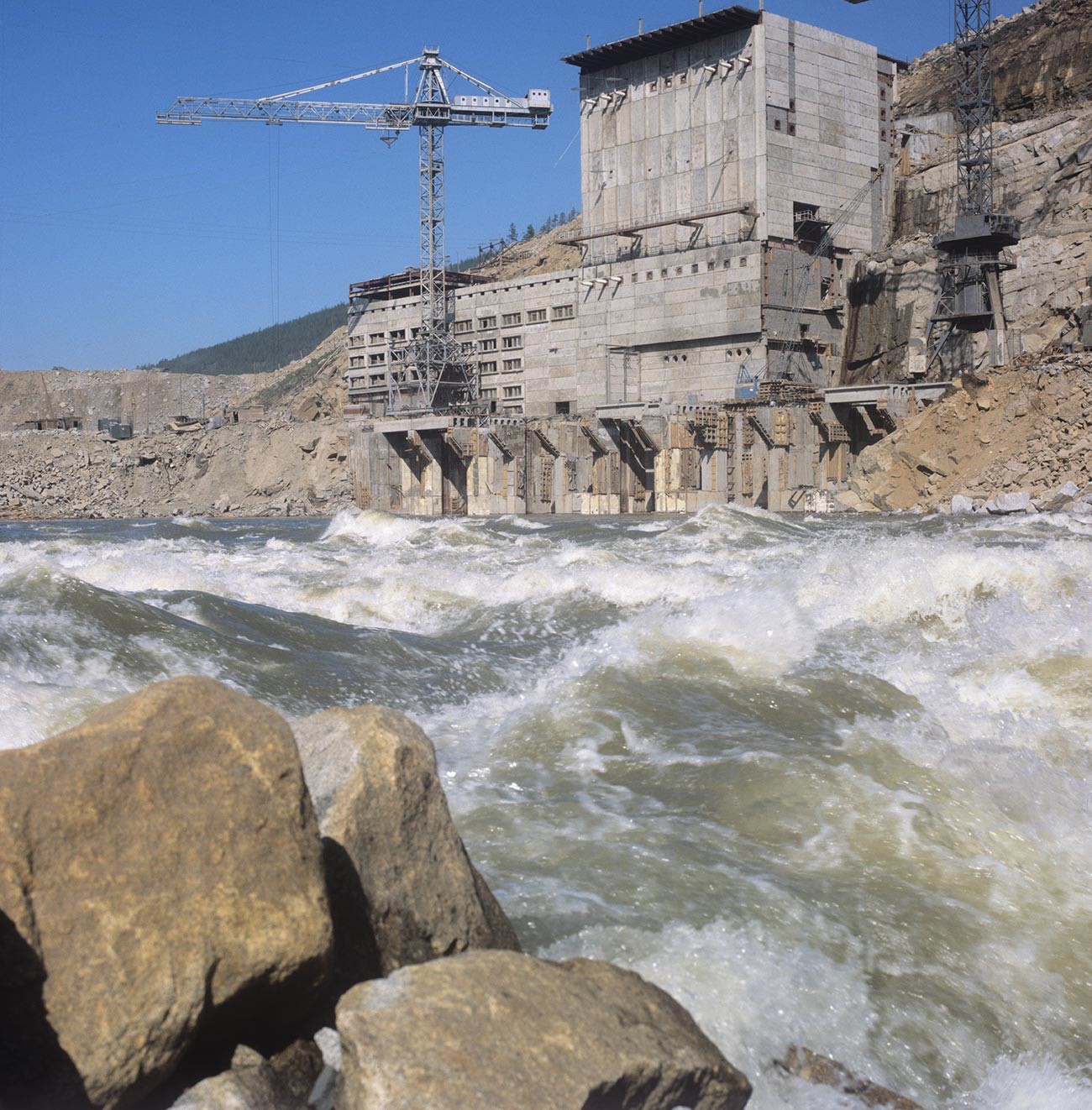 Construction de la centrale hydroélectrique de la Kolyma