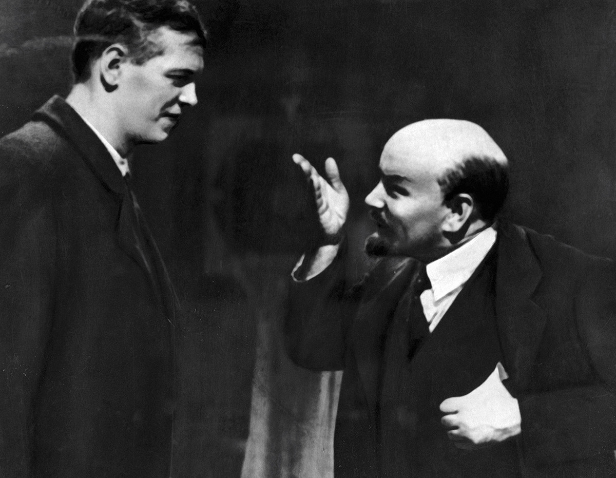 Boris Schukin (a destra) e Nikolaj Okhlopkov (a sinistra) nel film “Lenin in ottobre”
