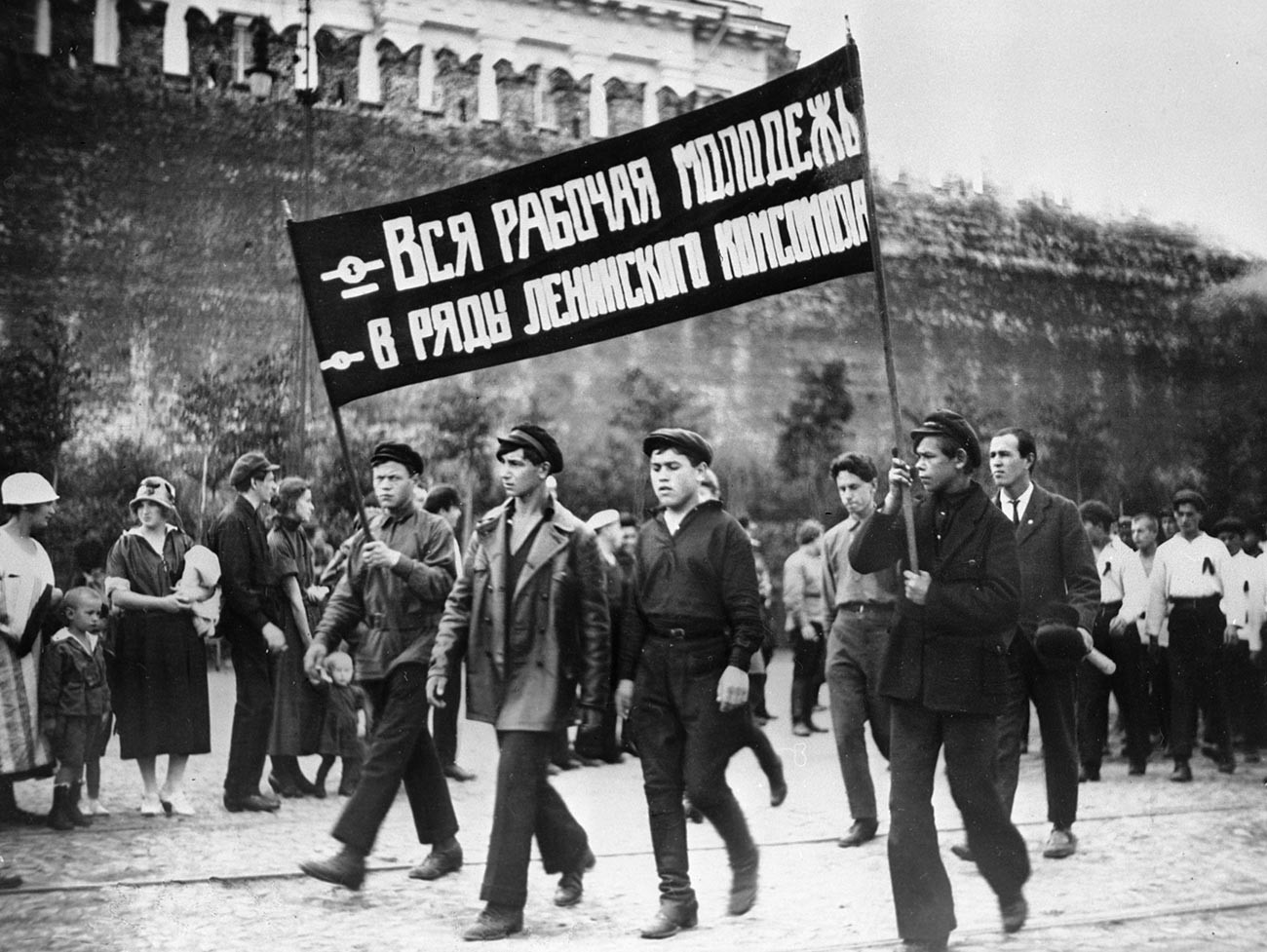 Колона комсомолаца са паролом „Сва радничка омладина – у редове Лењиновог комсомола“ током демонстрације на Црвеном тргу.