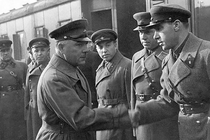 Народни комесар за одбрану СССР Климент Ворошилов честита капетану Иљи Старинову, 1937.