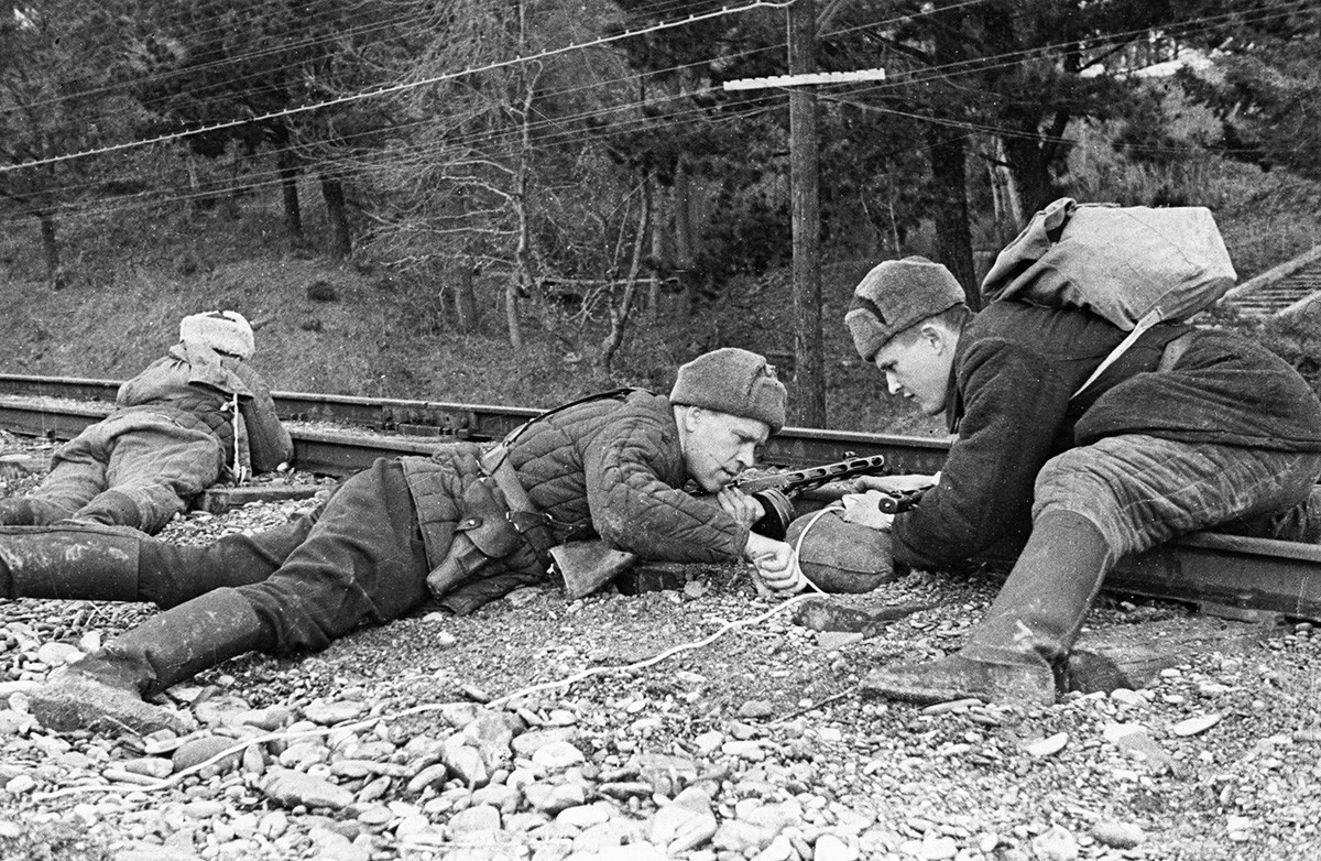 Партизански покрет у Криму за време Великог отаџбинског рата 1941-1945. Партизани постављају експлозив под прагове на железничкој прузи.