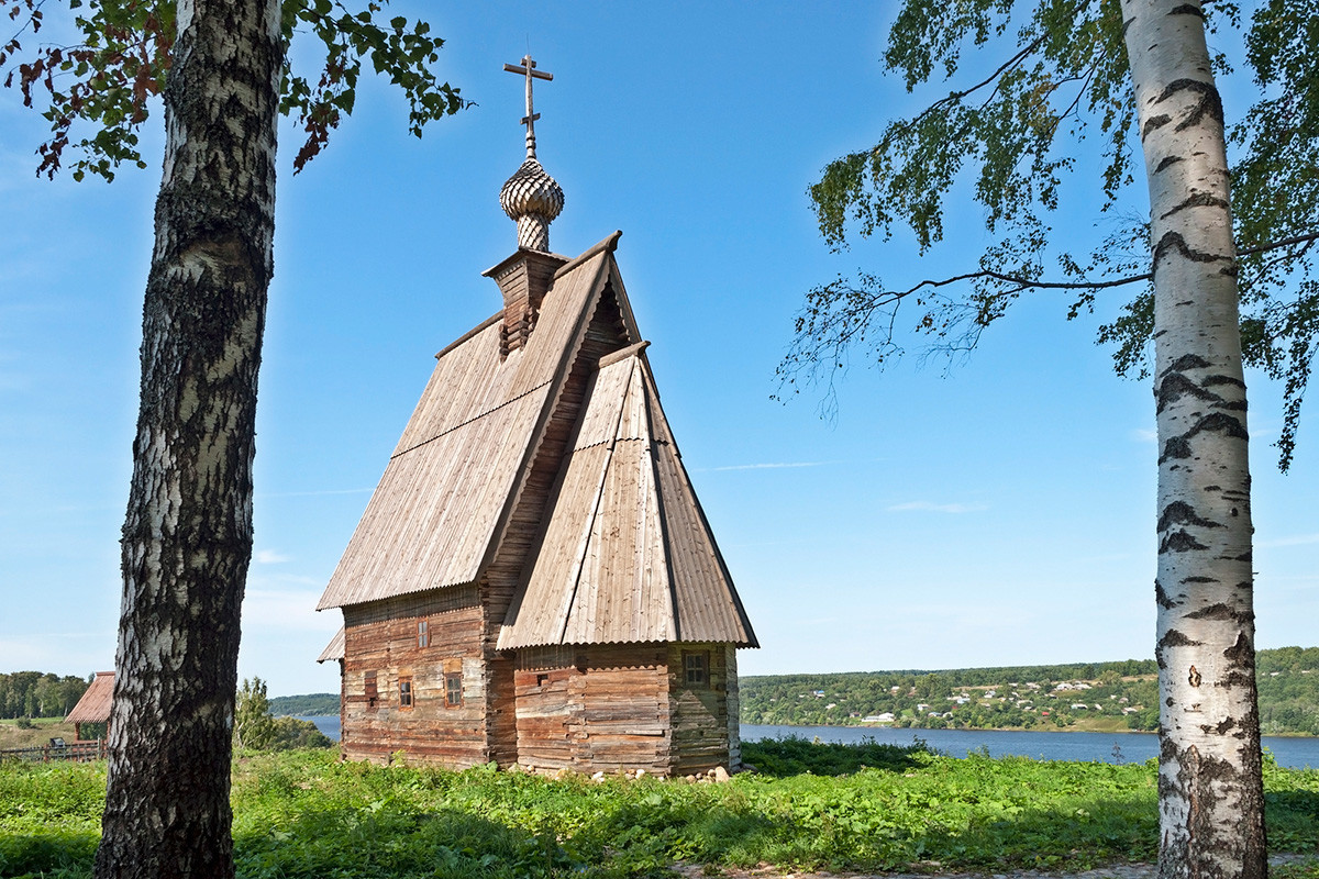 Seperti inilah surga Rusia: Birch dan gereja.