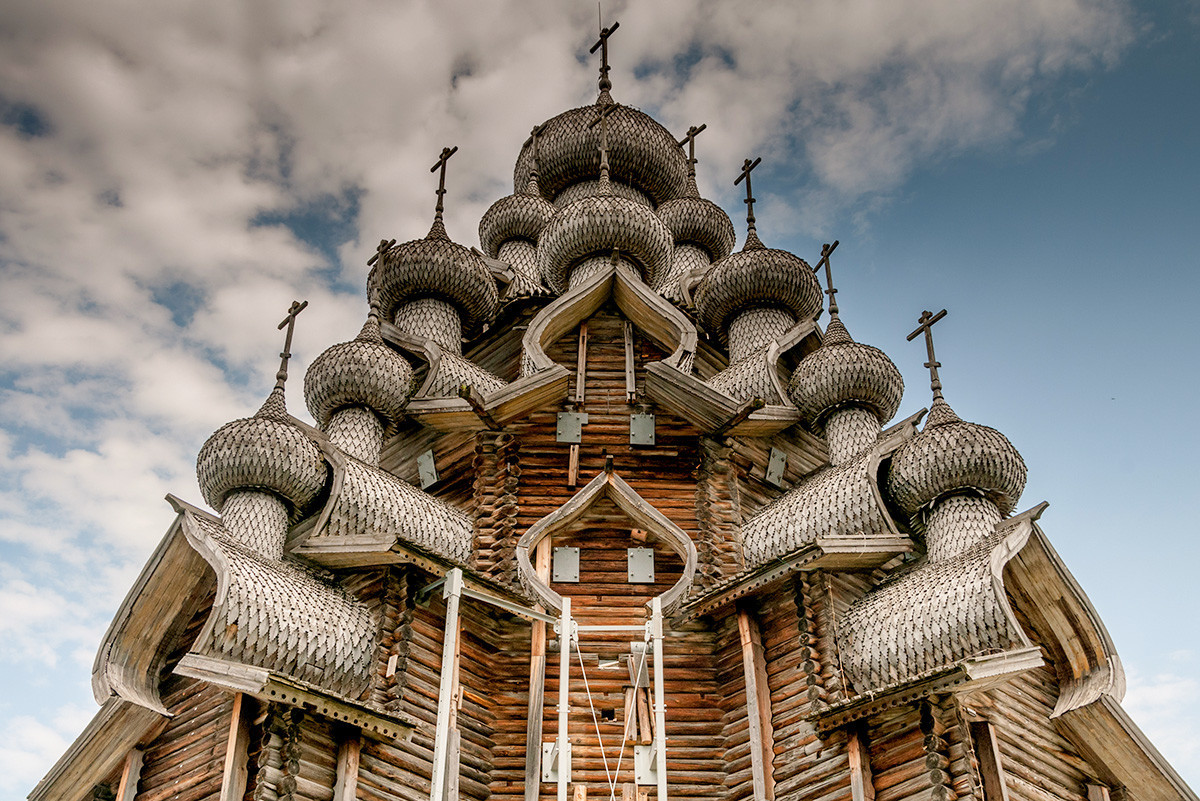 Церковь Преображения Господня XVII века на острове Кижи, республика Карелия 
